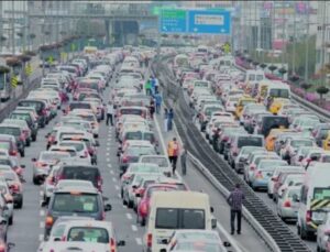 İSTANBUL’DA İŞ ÇIKIŞI TRAFİK YOĞUNLUĞU YÜZDE 72’YE FIRLADI!
