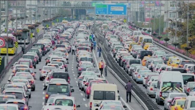 İSTANBUL’DA İŞ ÇIKIŞI TRAFİK YOĞUNLUĞU YÜZDE 72’YE FIRLADI!