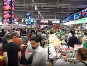 2 PAKET MAKARNA İÇİN 8 SAAT MARKET SIRASINDA BEKLEDİLER!