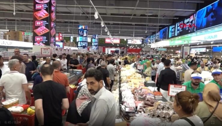 2 PAKET MAKARNA İÇİN 8 SAAT MARKET SIRASINDA BEKLEDİLER!
