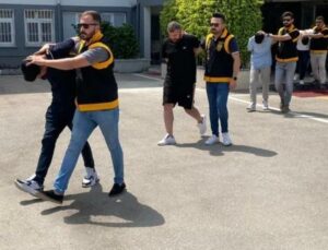 ADANA’DA SOSYAL MEDYA DOLANDIRICI ÇETESİNE DARBE: 8 ŞÜPHELİ YAKALANDI !