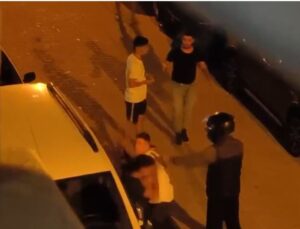 DEHŞET ANLARI! GENCİ KÖŞEYE SIKIŞTIRIP DÖVDÜLER, MOTORUNU GASP ETTİLER!