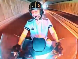 GUGU FİRARDA! MOTORLA KEŞFE ÇIKTI, SOSYAL MEDYADA OLAY OLDU!