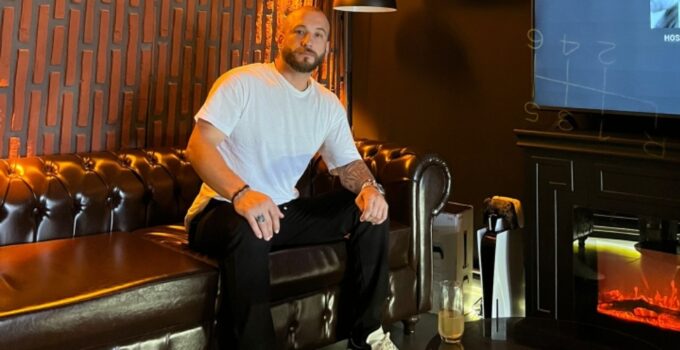 MUAYTHAI ŞAMPİYONU YUNUS ALTINPA, İŞ İNSANLARI GUGU VE ÖKSÜZ İLE BULUŞTU!