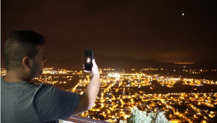 KANLI AY TUTULMASI EŞSİZ BİR GÖRSEL ŞÖLEN SUNDU!