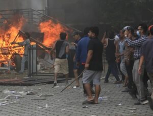 NEPAL KARIŞTI! PROTESTOLAR ALEVLENDİ, ESKİ BAŞBAKANIN EŞİ YANARAK ÖLDÜ!