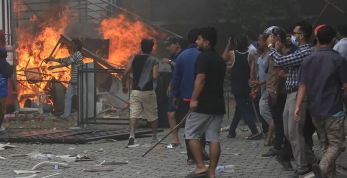 NEPAL KARIŞTI! PROTESTOLAR ALEVLENDİ, ESKİ BAŞBAKANIN EŞİ YANARAK ÖLDÜ!