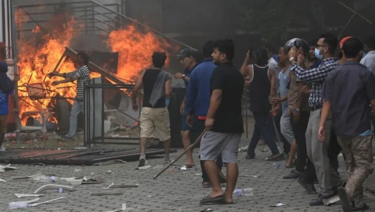 NEPAL KARIŞTI! PROTESTOLAR ALEVLENDİ, ESKİ BAŞBAKANIN EŞİ YANARAK ÖLDÜ!