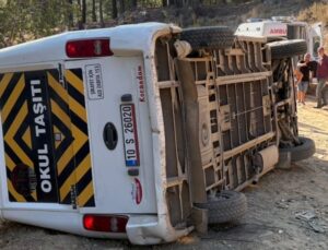 BALIKESİR’DE TUR MİNİBÜSÜ DEVRİLDİ: 11 KİŞİ YARALANDI!