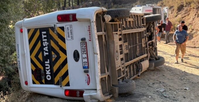 BALIKESİR’DE TUR MİNİBÜSÜ DEVRİLDİ: 11 KİŞİ YARALANDI!