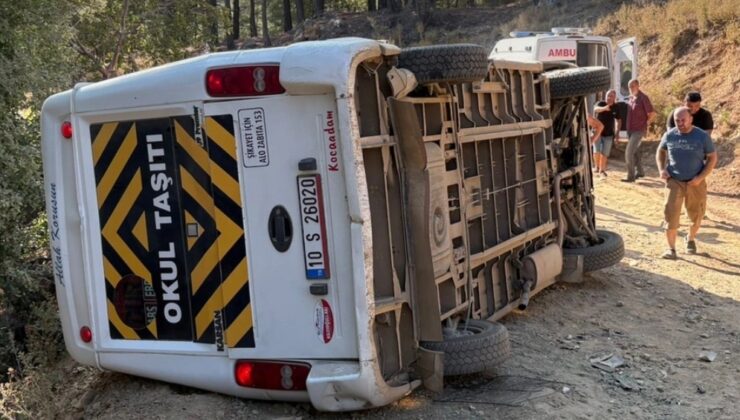 BALIKESİR’DE TUR MİNİBÜSÜ DEVRİLDİ: 11 KİŞİ YARALANDI!