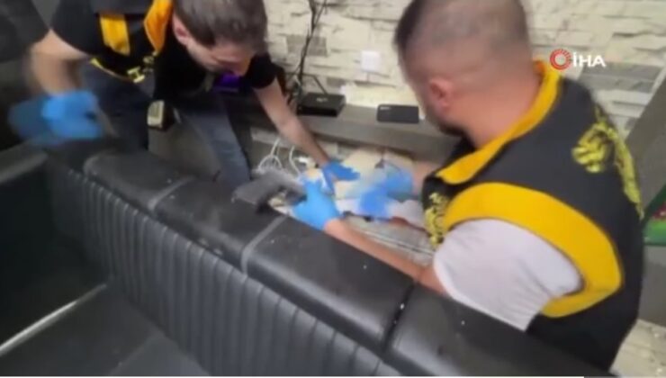 ADANA’DA HARAÇ ÇETESİNE OPERASYON: 12 SİLAH VE 54 BİN HAP ELE GEÇİRİLDİ!