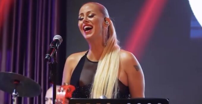 “Pop Müziğin Efsane Sesi Niran Ünsal İstanbul’da Sahne Aldı!”